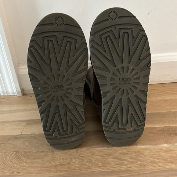 UGGS, gently worn, VERY good condition! - Picture 5 of 6